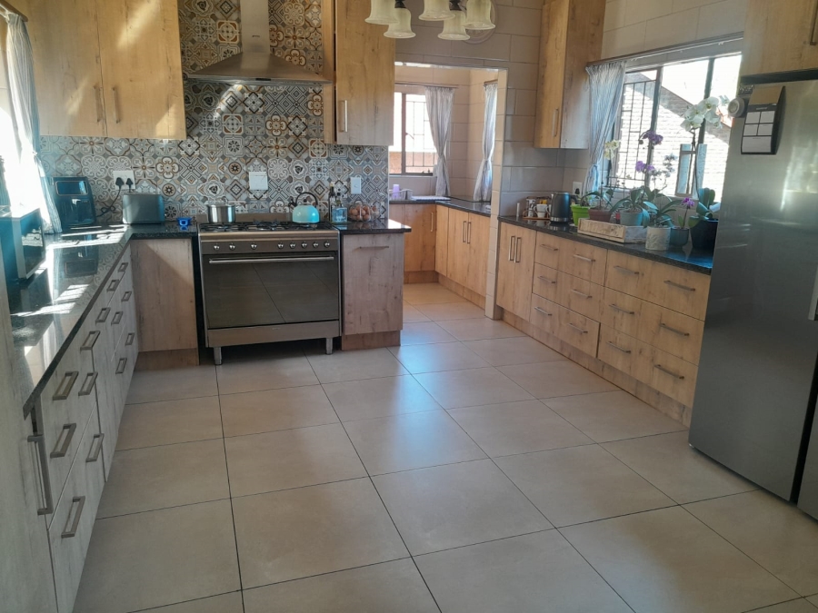 7 Bedroom Property for Sale in Safari Gardens North West